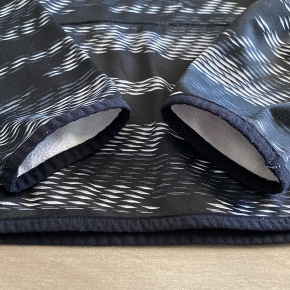 Boys Under Armour Black/Gray/White Hoodie/Pullover - Picture 6 of 6